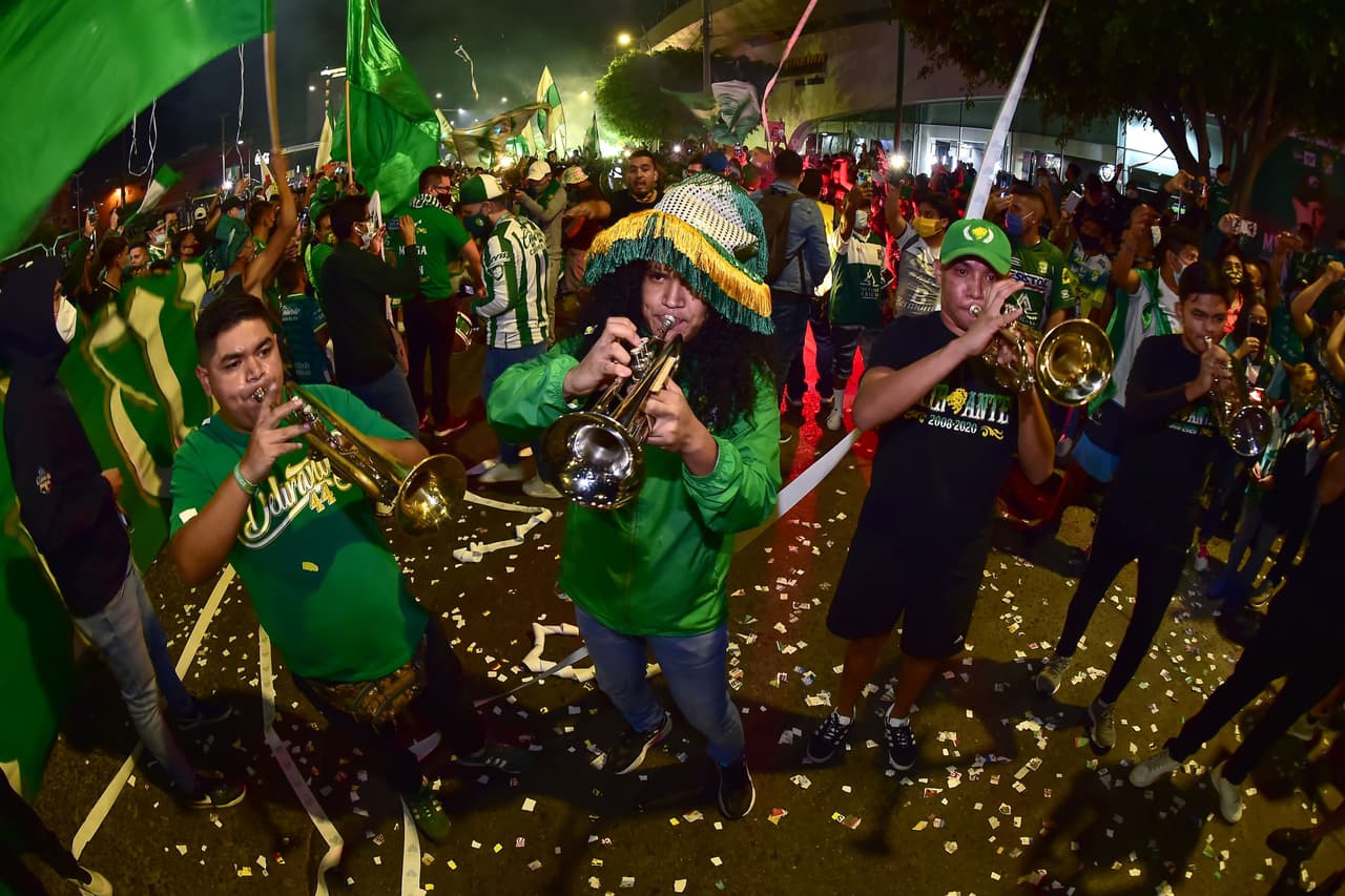 Así se vive la previa de la Semifinal de vuelta León vs Chivas | Los aficionados del conjunto esmeralda dejaron de lado los protocolos sanitarios para apoyar en el Estadio de León.
