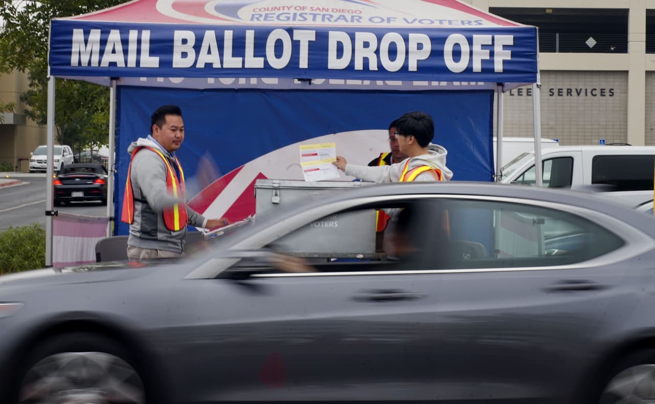 Los condados que implementaron esta medida son Sacramento, Nevada, San Mateo, Madera y Napa. Allí los votantes podían enviar por correo su papeleta o dejarlas en puntos de entrega ubicados en los condados (como el de esta foto).