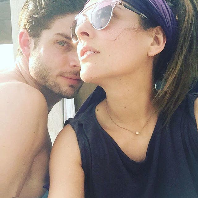 La primera actriz con la que se relacionó sentimentalmente fue Grettell Valdez. Ellos confirmaron su noviazgo en febrero de 2015.