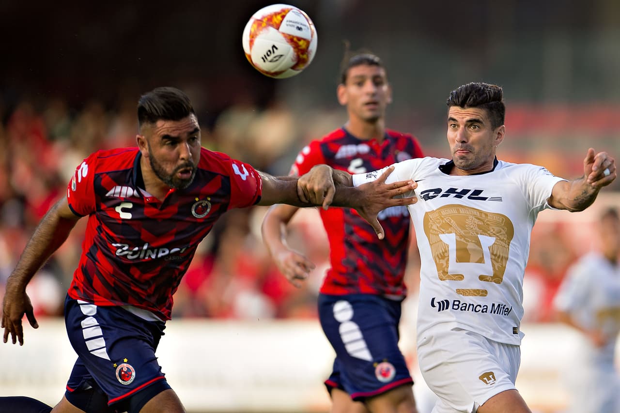 El defensa de Veracruz, José Rivas (izquierda), en la marca frente a un rival cuando Pumas buscaba la apertura del marcador.