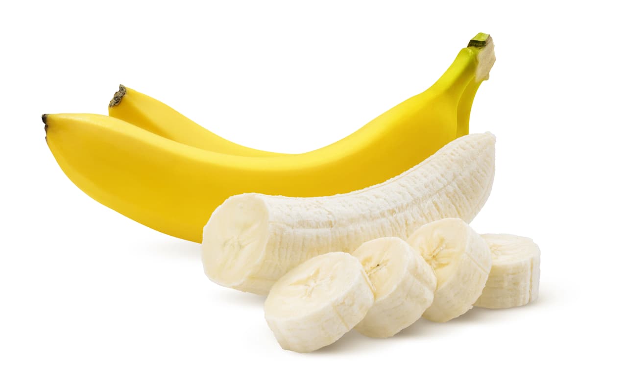 Los plátanos pueden madurarse más lentamente si son refrigerados. El tenerlos en un lugar fresco, ayudará a conservar su sabor y apariencia.