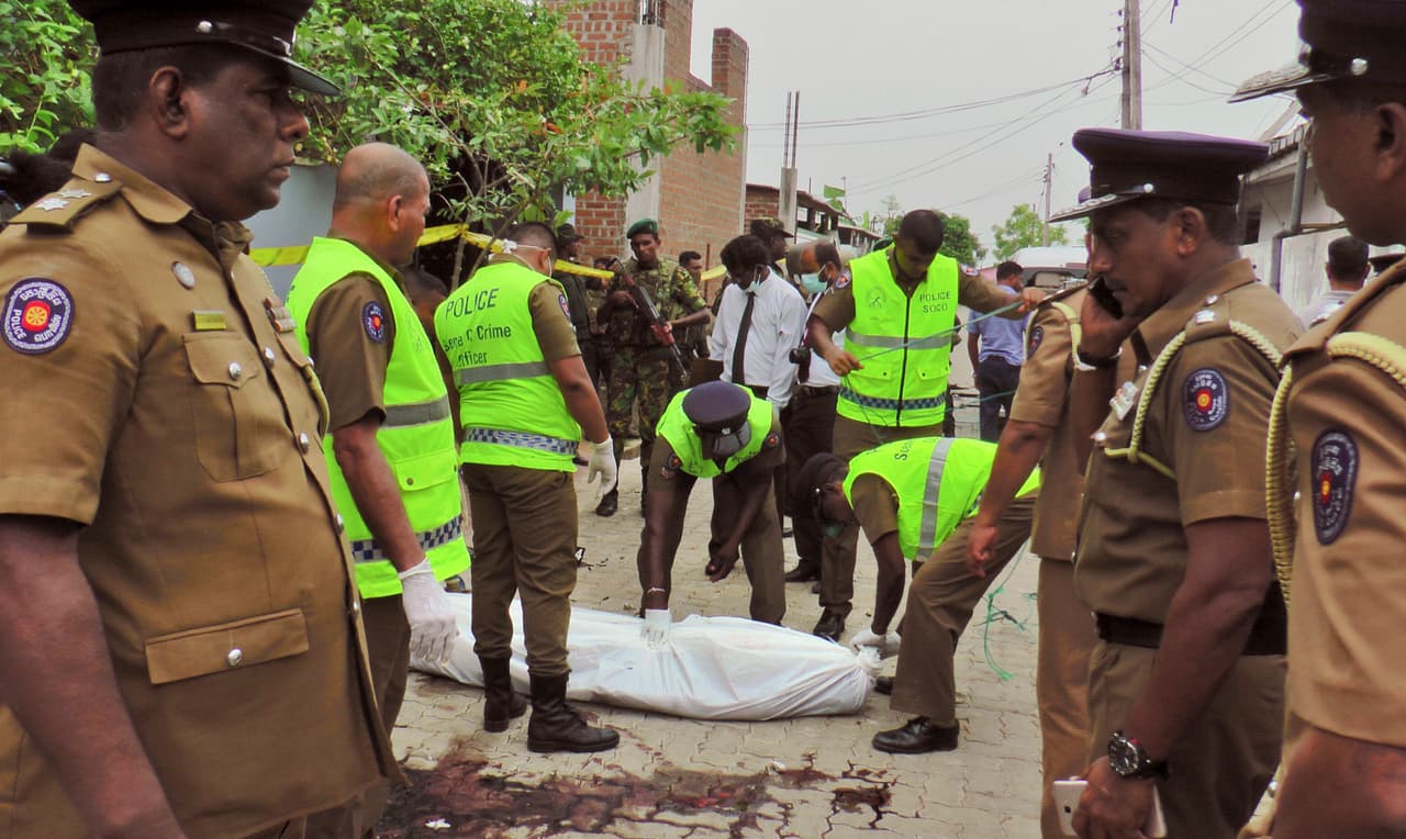 Pero cuando el operativo policial se disponía a entrar en la casa, fueron recibidos con varias explosiones de bomba y disparos de al menos dos tiradores. Así comenzó una cacería nocturna que a la luz del día reveló cadáveres y partes de cuerpos en muchas estancias de la casa. De las 
<b>15 personas muertas, seis eran niños</b>.