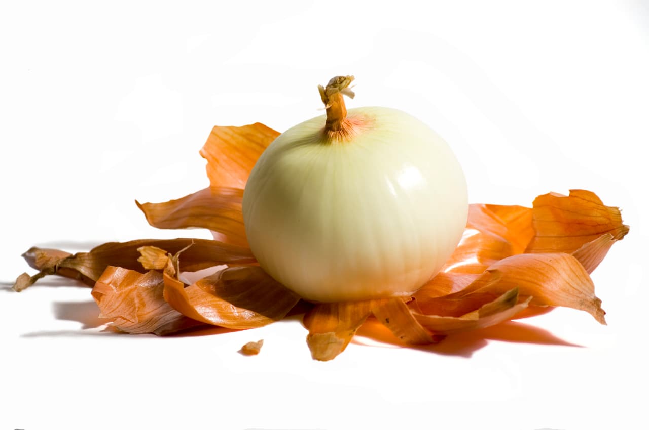 Pero desde hace siglos existe la noción de que las cebollas cortadas por la mitad o en cuatro trozos, dentro de tu casa, absorben el mal y la energía negativa, al igual que la enfermedad.