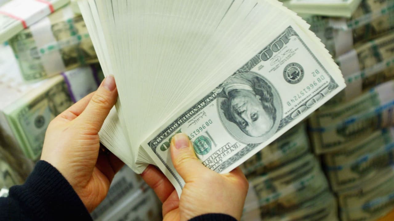 El Servicio de Rentas Internas (IRS) aclara que las personas que realizaron su declaración de impuestos de 2020, que ganaron máximo 75,000 dólares al año o 150,000 si declararon como matrimonio y que tienen hijos dependientes de hasta 17 años de edad serán beneficiados con este crédito. Los pagos se harán a través de depósito directo o cheque, del 15 de julio al 15 de diciembre.