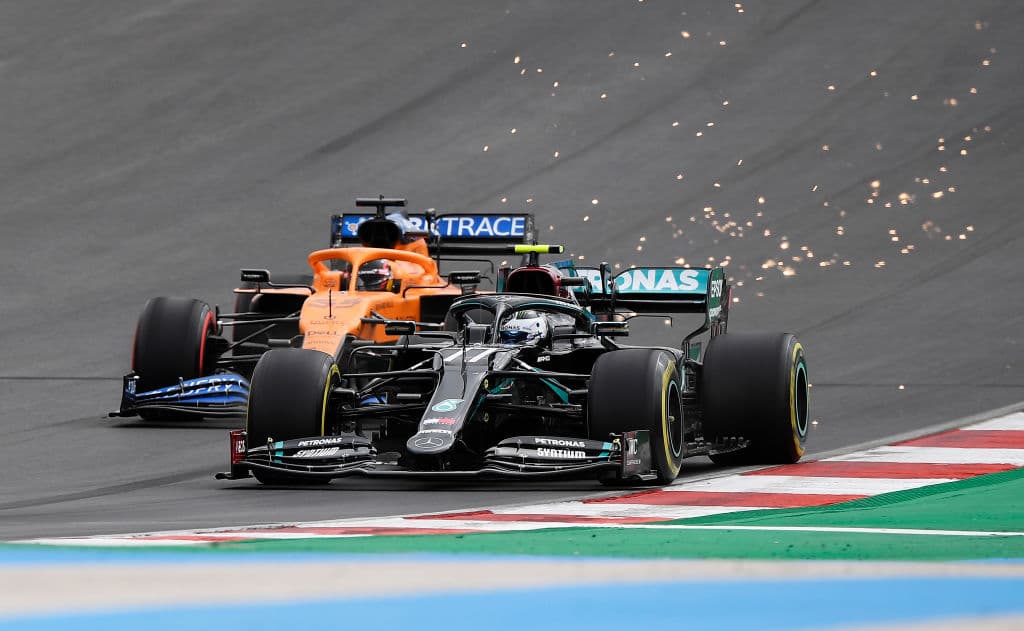 Lewis Hamilton lo hace de nuevo y rompe récord mundial con 92 carreras ganadas en la Formula 1. Se le unen al podio Valtieri Bottas y Max Verstappen. Muy buenas carreras de Charles Leclerc y del mexicano Sergio Pérez, pero la lluvia fue factor importante en este Gran Premio de Portugal.