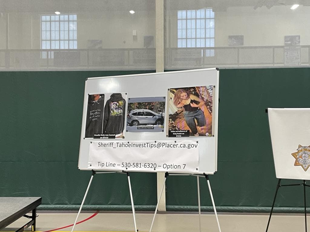 Kiely tiene cabello color rubio, ojos color avellana, mide 5'7" y pesa alrededor de 118 libras.