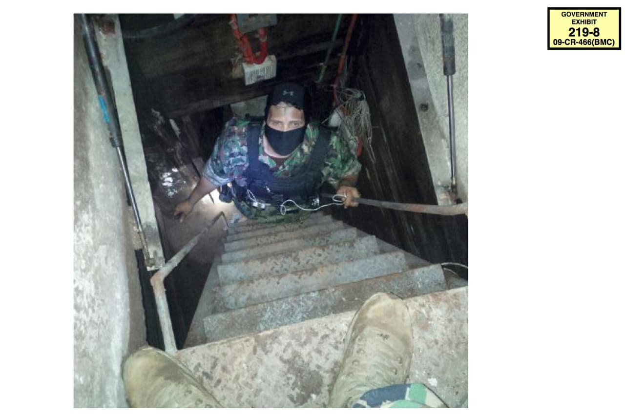 Esta fotografia de 2014 muestra al agente de la DEA Víctor Vázquez cuando descendió a un túnel debajo de una de las casas de seguridad de ‘El Chapo’ en Sinaloa. La imágen fue tomada justo después de que Guzmán y su amante, Lucero Guadalupe Sánchez López, escaparon de las autoridades.