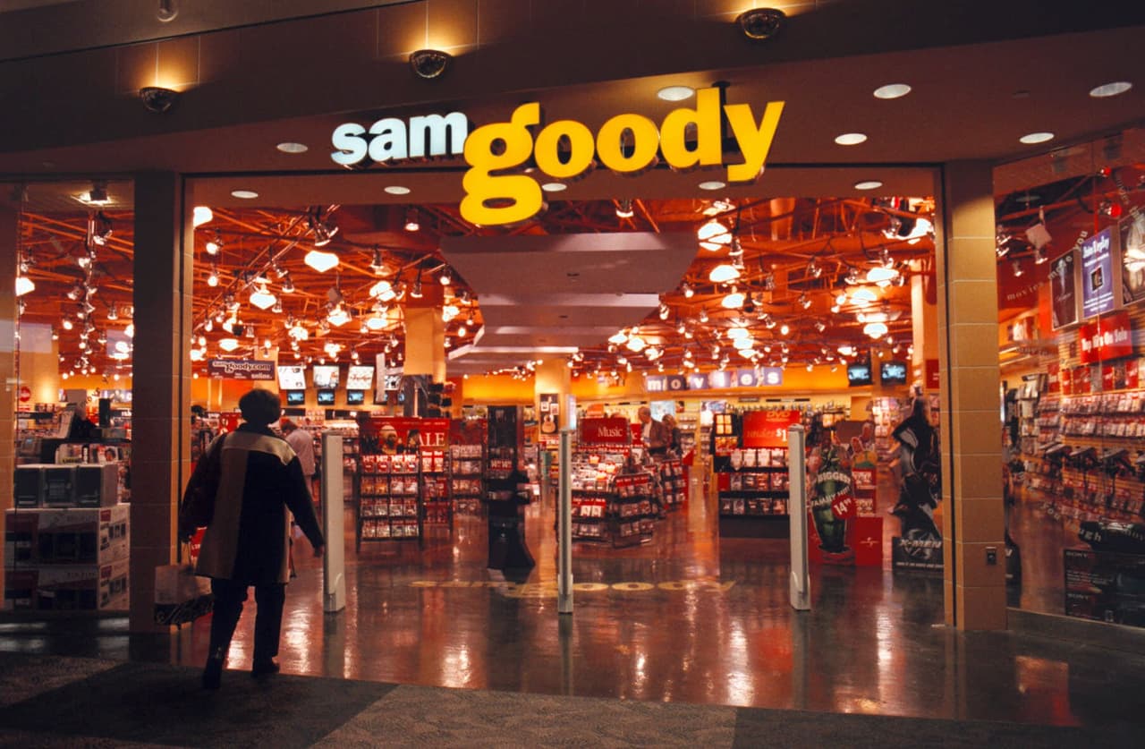 <b>Sam Goody</b> inició como empresa en los años 40 sin embargo en el año 2000 inició un proceso de cierre de tiendas o de venta de algunas de ellas a otras marcas.