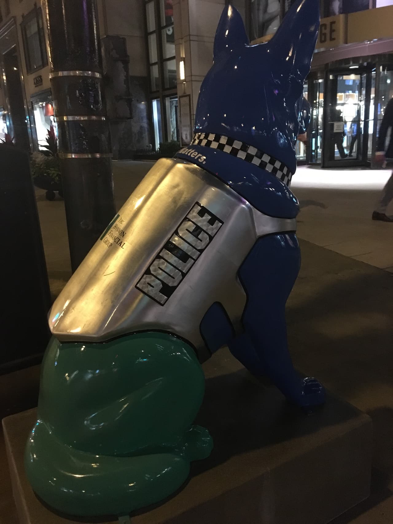 Estas estatuas le rinden tributo a los agentes de la unidad canina y a los policías caídos en el cumplimiento del deber.