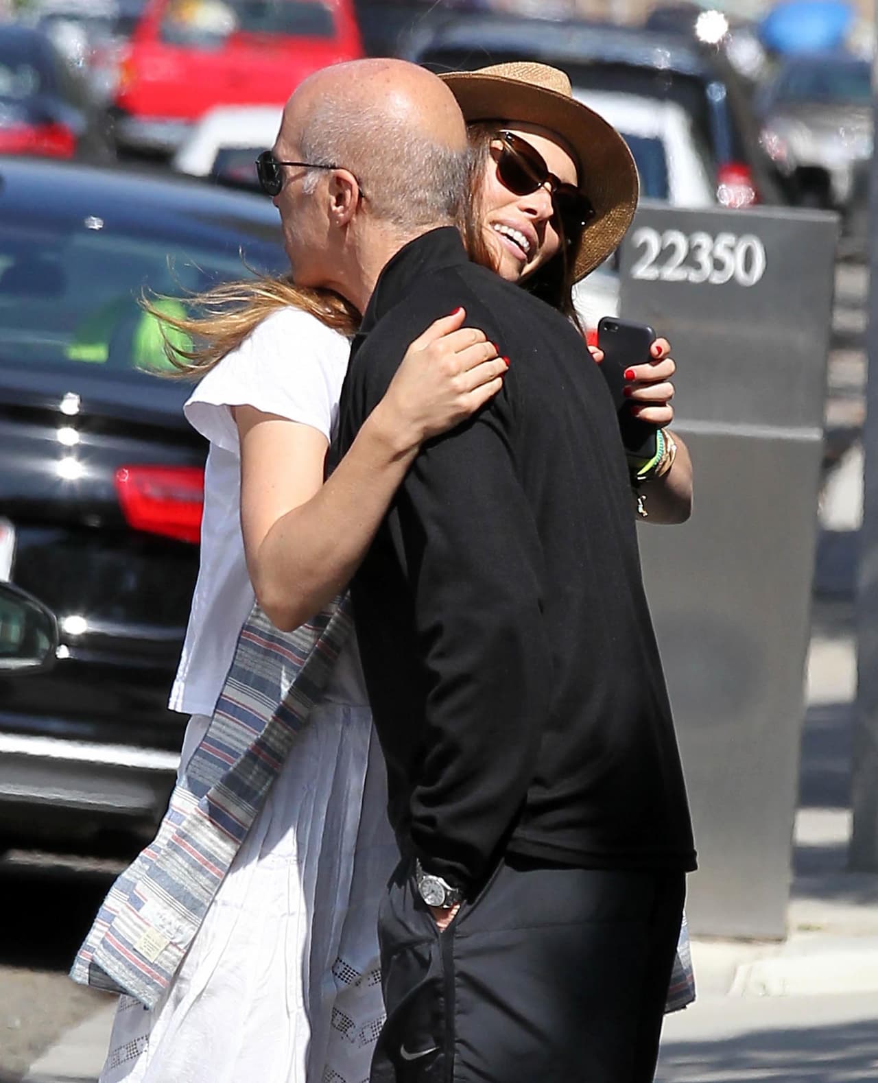 Abrazando a su amigo antes de irse.