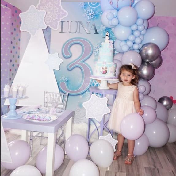 Luna Adkins vivió una fiesta temática de Disney en la que una botarga de Mickey y Elsa de Frozen la visitaron a través de su ventana. Además de globos y un pastel dentro de casa.