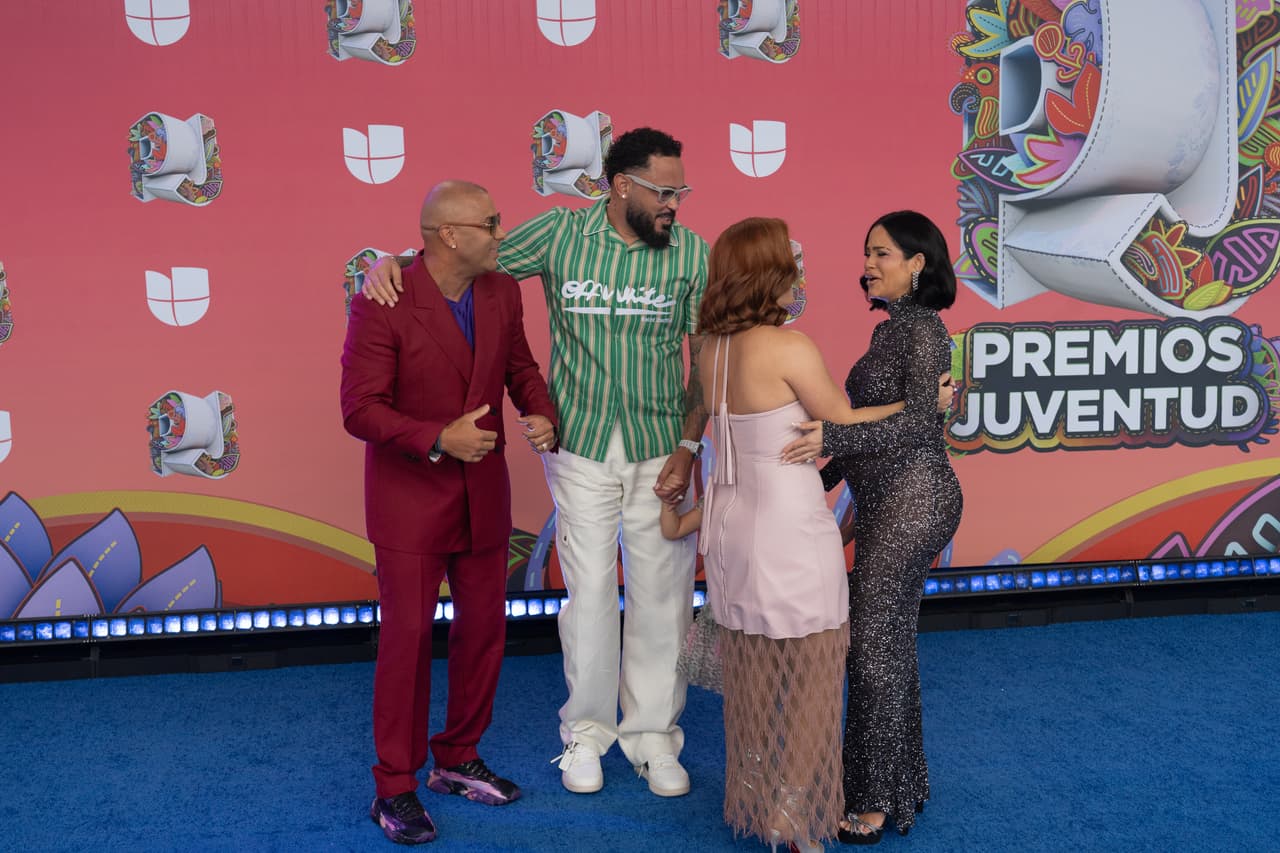 ¡Pura camaradería! Wisin y su pareja no dejaron de saludar a Natti y Raphy.