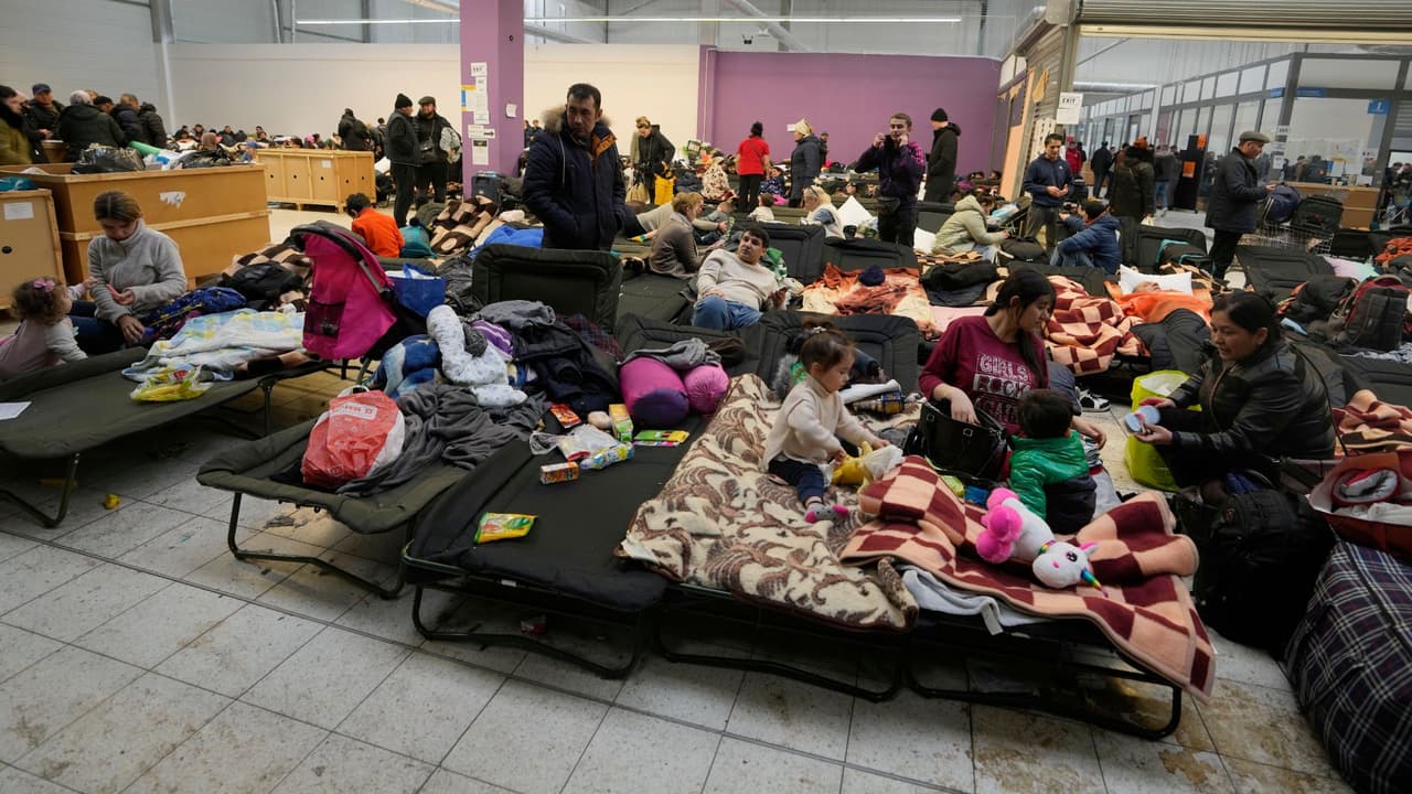 <b>Video: <b>Un millón de ucranianos han logrado huir hacia países fronterizos: más de 500,000 se encuentran en Polonia</b></b>
<br>
<br>El número de ucranianos que han huido de los bombardeos rusos hacia países vecinos llegó al millón, según el Alto Comisionado de las Naciones Unidas para los Refugiados. Miles de ellos han llegado a Polonia, donde autoridades habilitaron el estacionamiento de un centro comercial en Przemyśl para acoger a los refugiados.