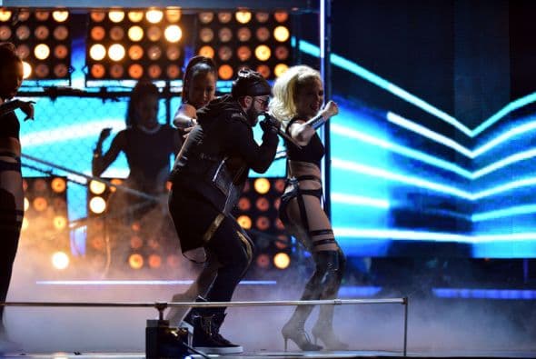 Además, se estrenó con su tema 'Moviendo Caderas'.