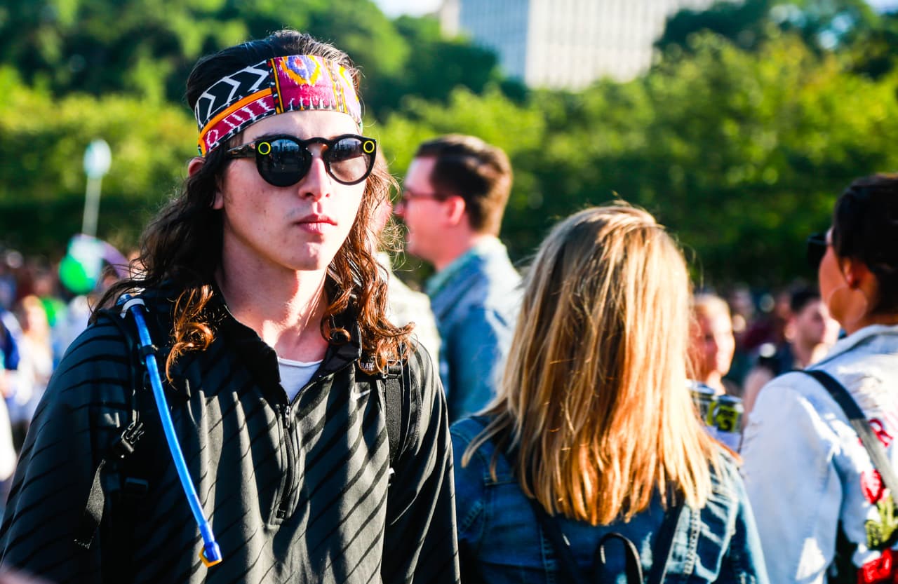 Desde disfraces de unicornios hasta atuendos muy veraniegos, pero eso sí muy buena vibra. Aquí una galería de fotos de la moda y el ambiente de Lollapalooza.