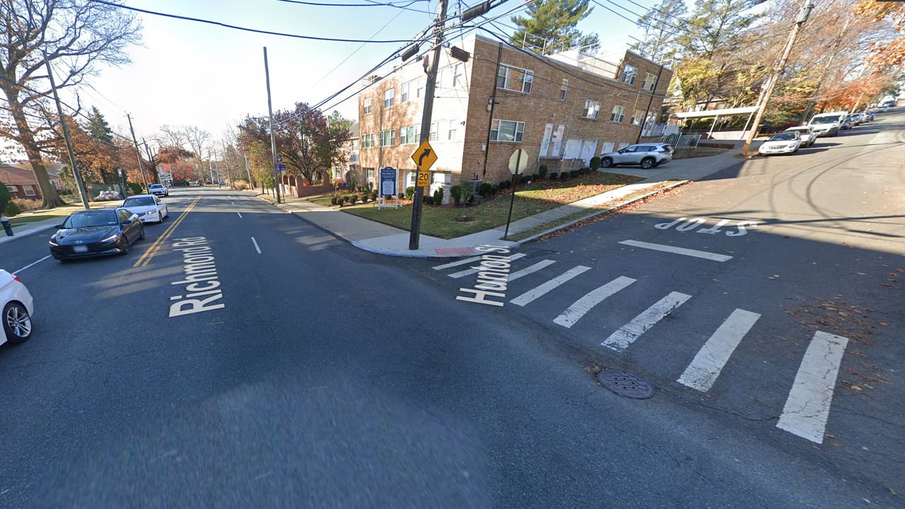 <b>Hunton Street & Richmond Road en Staten Island</b>
<br>
<br>Más de 1800 neoyorquinos han fallecido o resultado gravemente heridos en intersecciones desde que se presentó el proyecto de ley hace un año.