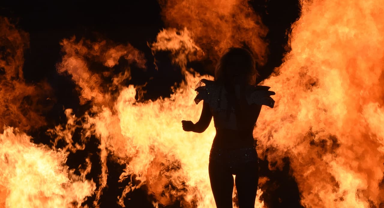 "Una nación, bajo Dios, indivisible, con libertad y justicia para todos" (extracto del Juramento a la bandera de EEUU), exclamó Lady Gaga antes de lanzarse al escenario.