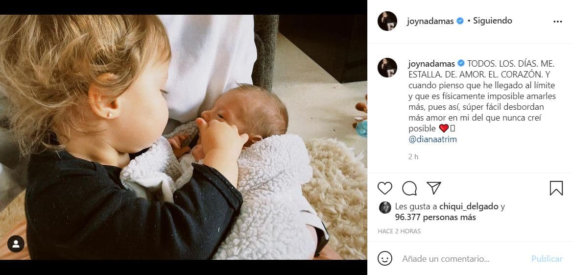 La cantante acompañó su confesión con una fotografía protagonizada por la pequeña Noah y por el bebé de un mes de nacido, quien es acariciado por su hermana mayor, mientras lo lleva en brazos y lo mira tiernamente.