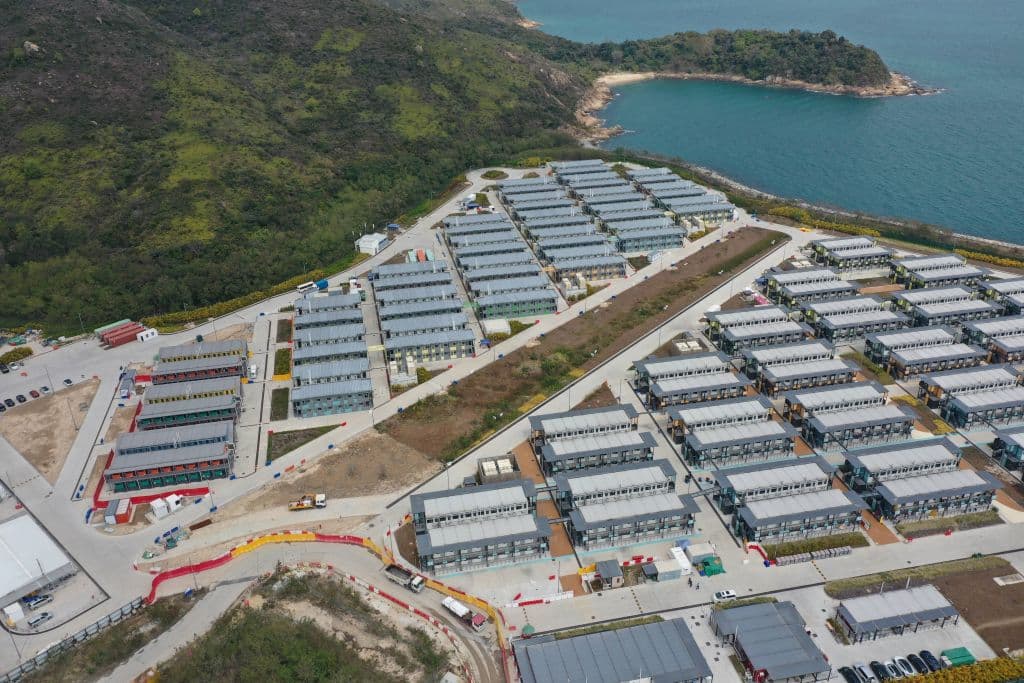 Para atender el incremento de casos y con el apoyo de China, las autoridades de Hong Kong han construido espacios de aislamiento temporales en la bahía de Penny. No daban abasto con los que tenían instalados. La imagen es una toma aérea de la instalación. El alto nivel de contagio de la variante ómicron puso a prueba la respuesta de la ciudad.