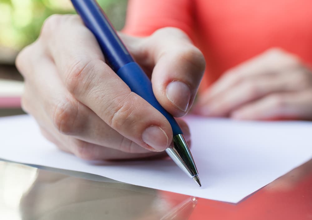 La noche del 31 también escribirás tus propósitos de año nuevo pero lo harás en un papel de color amarillo o verde con tinta azul para que haya una armonización de colores y puedas vibrar bien. 
<br>