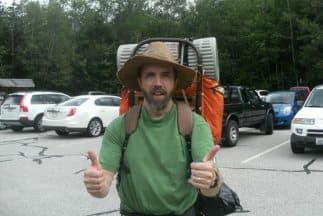 Rick Sacra, de 51 años, viajó a Liberia para atender a mujeres embarazadas y colaborar con el nacimiento de niños. (Imagen tomada de Twitter).