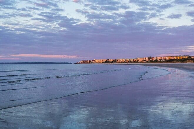 <b>7.- East Beach, St. Simons Island</b>
<br>4202 1st Street
<br>St. Isla Simons, GA 31522
<br>(912) 554-7111
<br>
<br>La más pequeña de las Islas Doradas de Georgia, St. Simons Island está en la costa sureste, entre Savannah y Jacksonville. También conocida como “The East Beach”, la isla sirve como una comunidad residencial y como un balneario. El clima cálido de la isla, la costa llamativa, una gran cantidad de aventuras acuáticas, el ambiente natural, los sitios históricos y las tiendas y restaurantes son algunos de los principales factores que atraen a visitantes de todo el mundo a este refugio en la playa.
<br>