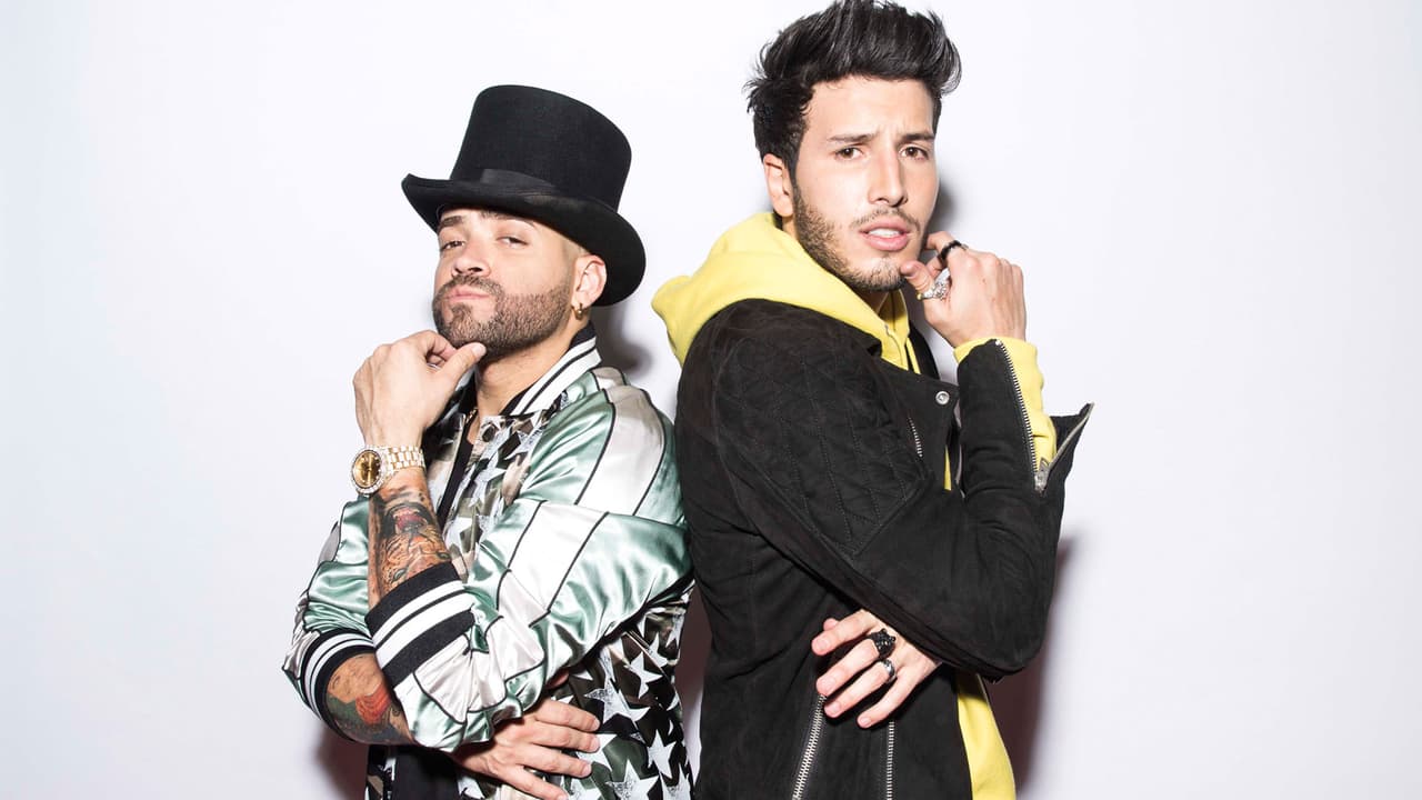 Nacho posó al lado del cantante colombiano Sebastián Yatra.