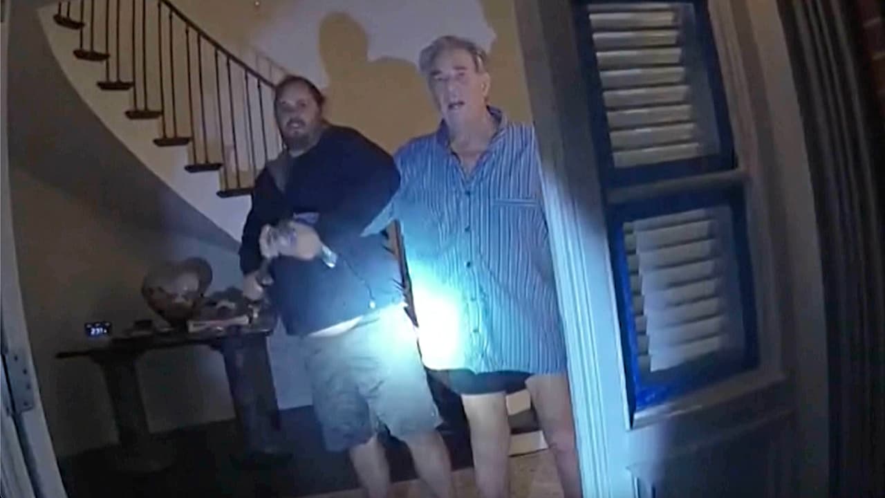 Un juez de la Corte Superior de San Francisco ordenó la publicación de los videos en los que se observa el brutal ataque con un martillo contra Paul Pelosi, esposo de la expresidenta de la Cámara de Representantes, Nancy Pelosi. Las imágenes muestran al sospechoso David DePape irrumpir en la residencia de la familia en Pacific Heights, en San Francisco, y después forcejear con Pelosi para quitarle el martillo de las manos y luego golpearlo en la cabeza frente a dos oficiales de la Policía.