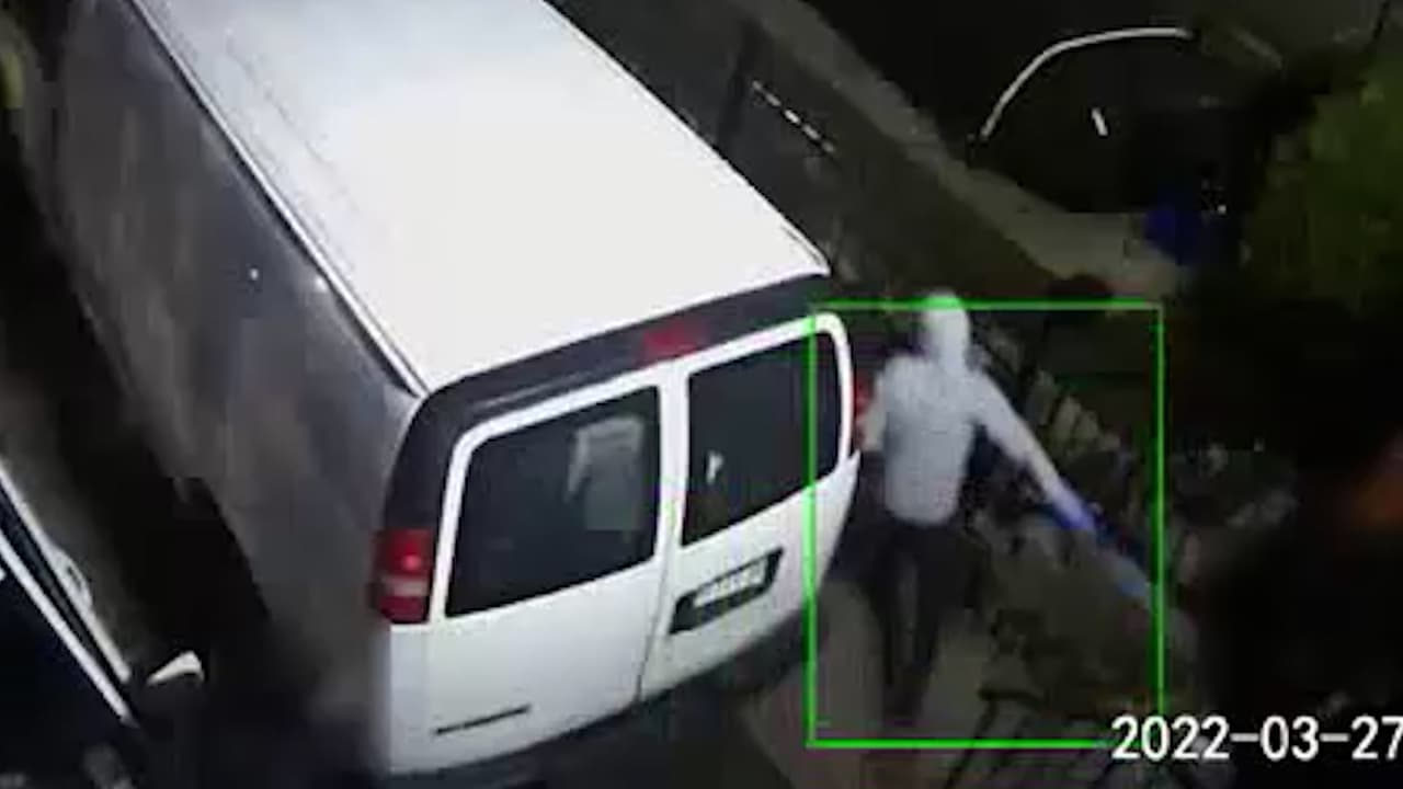 A mano armada le roban un reloj de $30 mil a una mujer mientras llegaba a su casa del Bronx