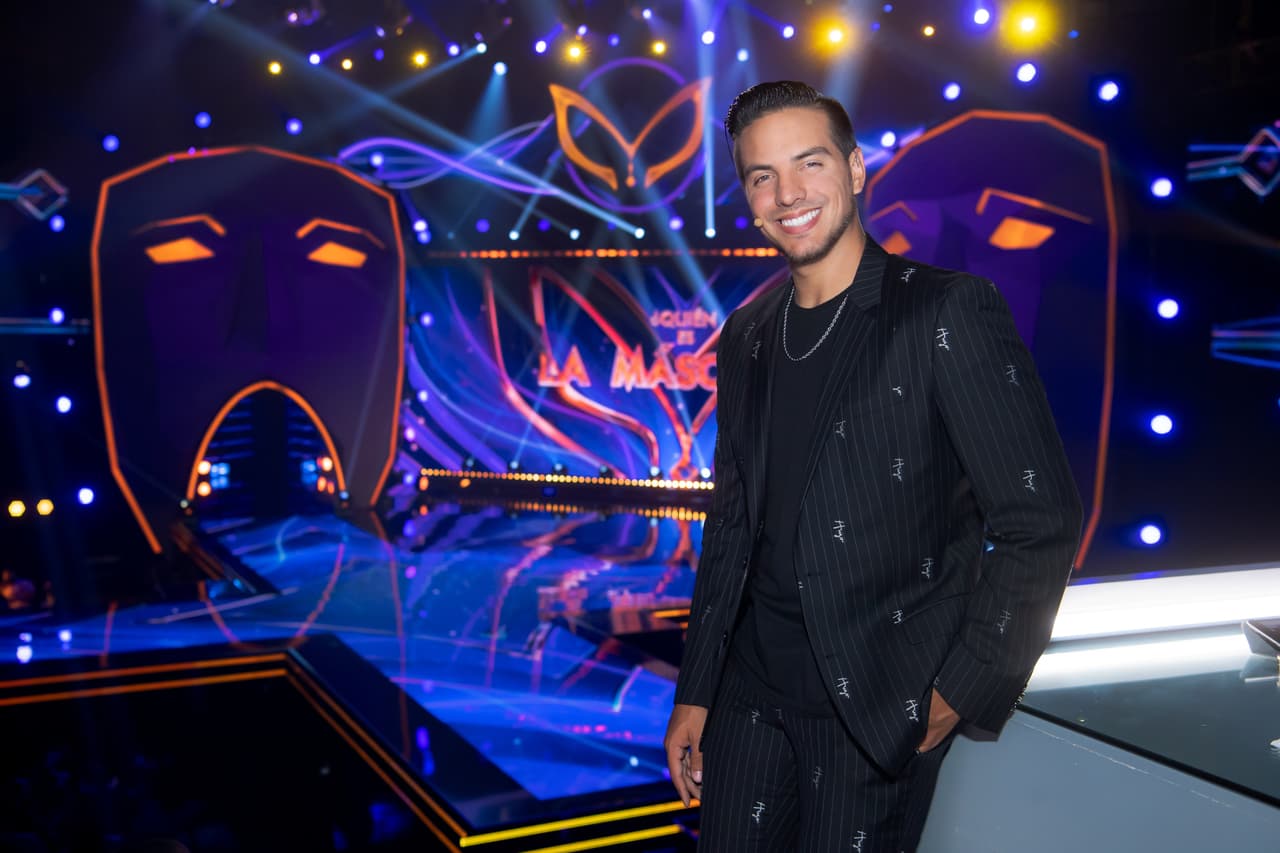 Antes de dar inicio con los dos triples combates de la noche, Adrián Uribe dio la bienvenida al ganador de la primera temporada de ¿Quién Es La Máscara?, Camaleón.