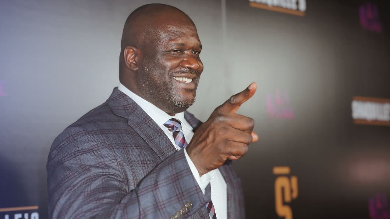 La estrella de la NBA Shaquille O'Neal se suma a la lucha por la seguridad en Dallas: Cambiando armas por tarjetas de regalo 