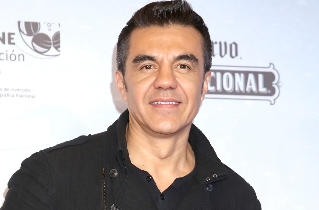 Adrián Uribe confirma su romance con Thuany Martins 