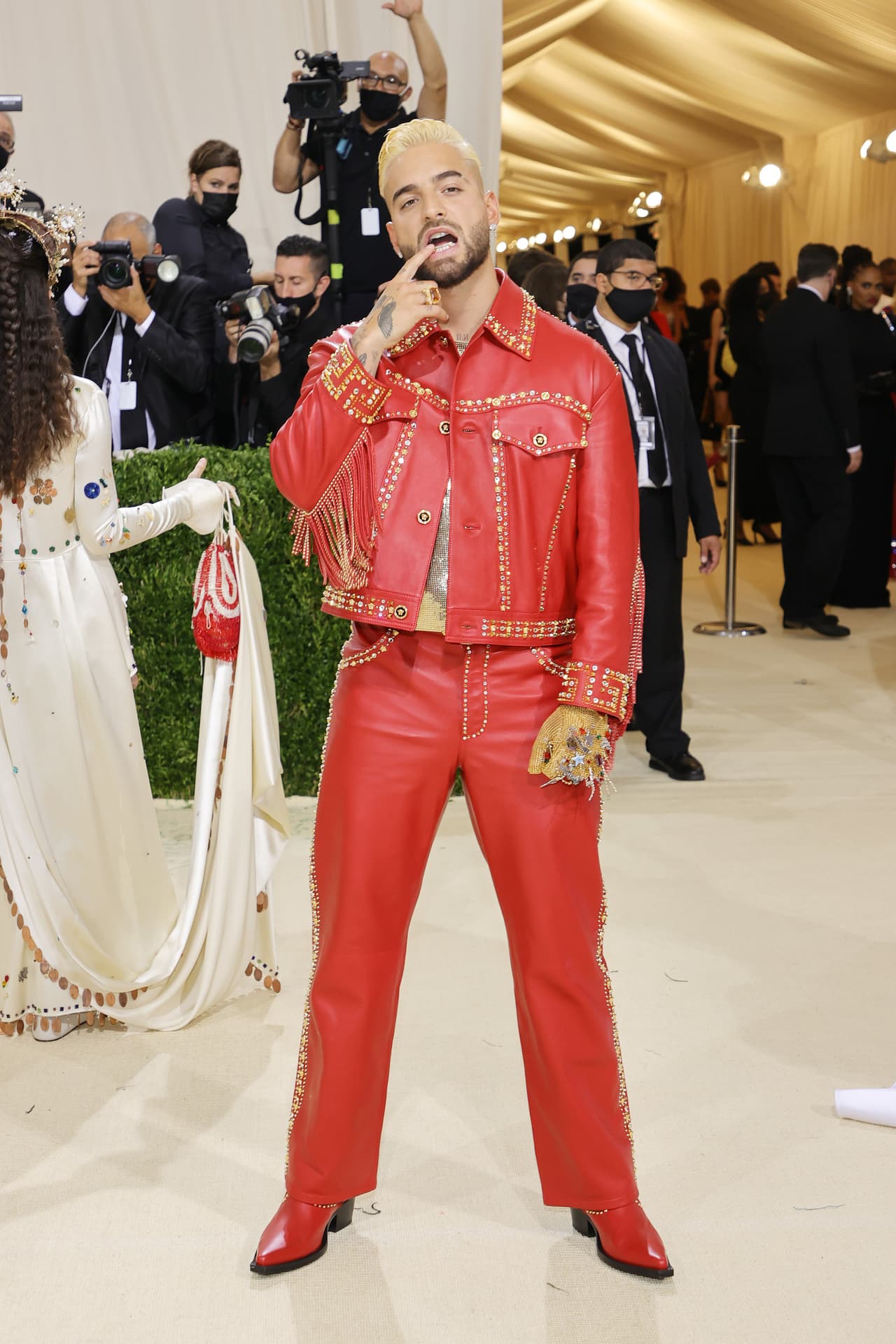 Otro latino que sorprendió en la gala fue Maluma también vestido de Versace. El colombiano presumió su traje estilo 'cowboy'.