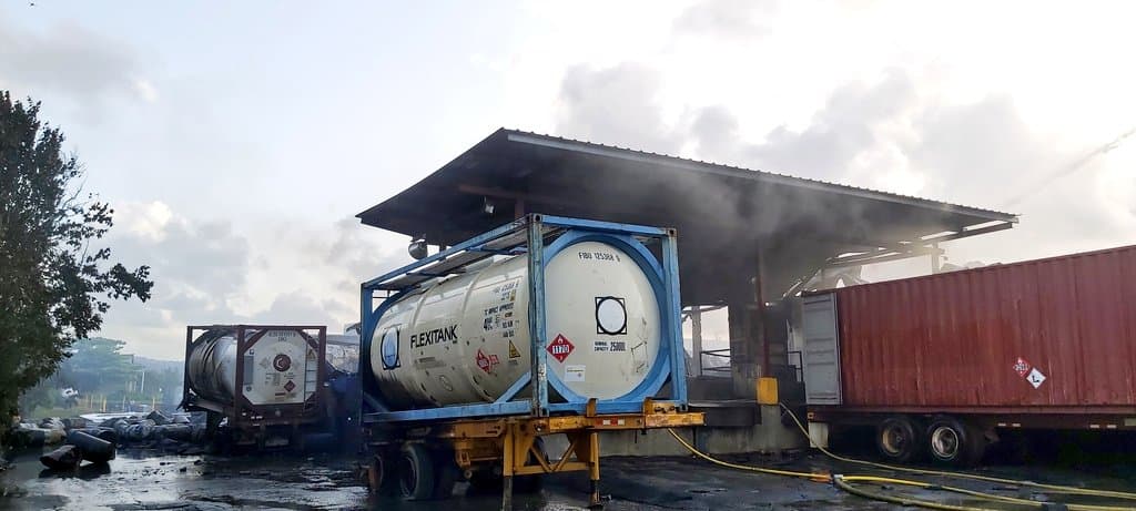 Personal del Negociado del Cuerpo de Bomberos, OMME Gurabo, Juncos y Yabucoa, continuban aplicando enfriamiento al área afectada.