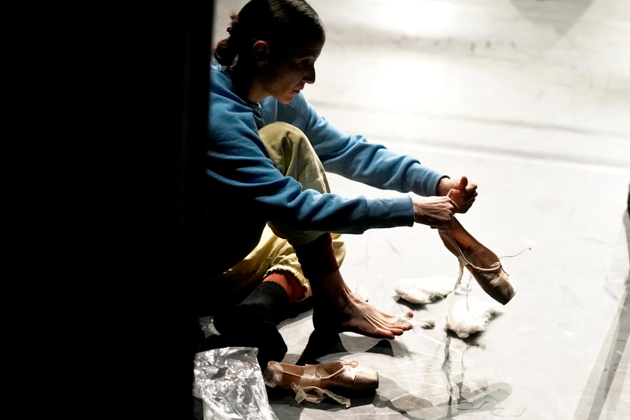 Solo una parte de la compañía estuvo viajando por Francia representando una versión reducida de “El Cascanueces”para jóvenes; la mayoría de los bailarines que están en París tienen poco más de 20 años. Muchas de sus estrellas se quedaron atrás, a la espera de reunirse con ellos en la capital. “La mayoría de nuestros artistas están atrapados en Ucrania", dijo el director, Ivan Kozlov.
<br>