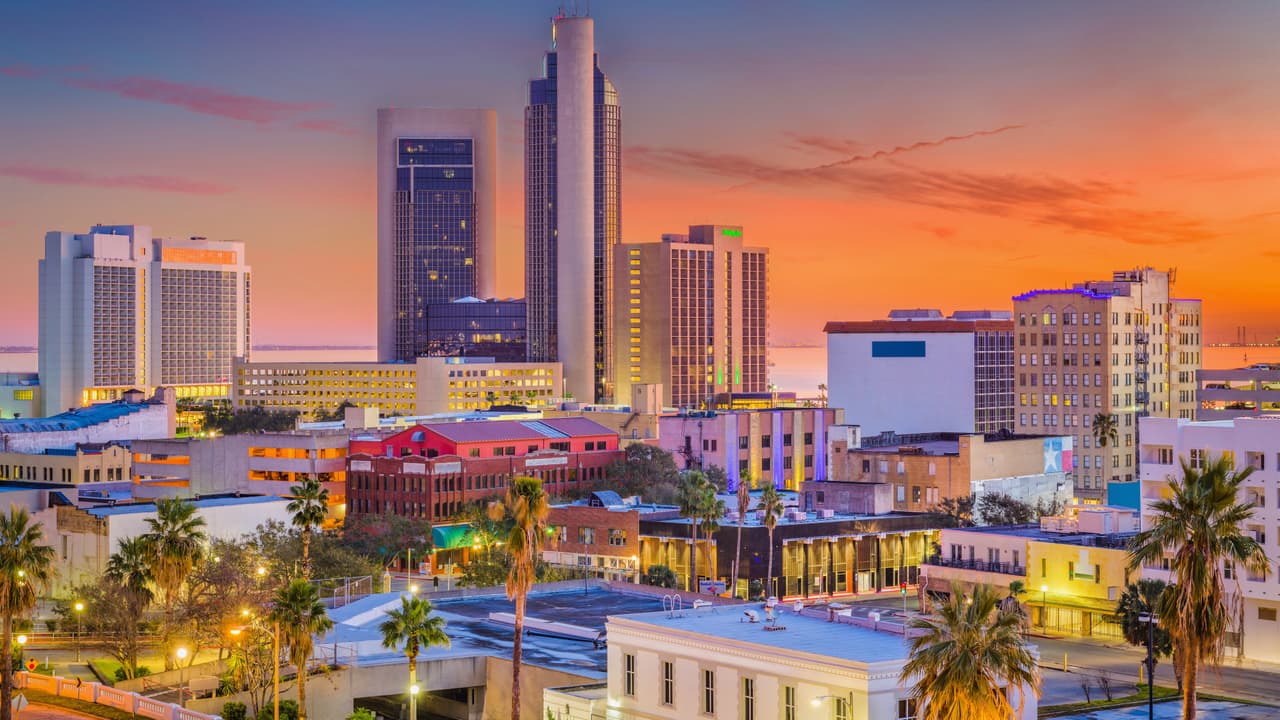 <h3 class="cms-h3-H3">2. Corpus Christi, Texas</h3>
<br>Costo de propiedad y mantenimiento:
<b>10</b>
<br>Tráfico e infraestructura:
<b>1 -la mejor-</b>
<br>Seguridad:
<b>18</b>
<br>Acceso a vehículos y a su mantenimiento:
<b>18</b>
<br>Dato curioso:
<b> Corpus Christi no solo es la ciudad con mejor infraestructura de tránsito en todo el país, sino también, después de Greensboro, es la ciudad donde sus ciudadanos pierden menos tiempo a bordo de un automóvil.</b>