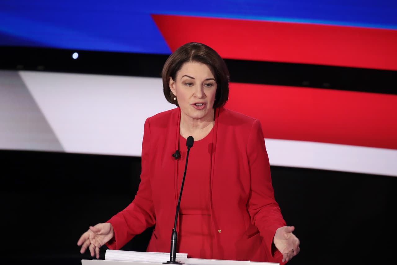Amy Klobuchar dijo en un momento: "Donald Trump cree que todo esto es por él. Yo creo que se trata de ustedes. No se trata de sus hoteles o sus tweets o incluso de su ego. Se trata de la atención médica de ustedes. Se trata de sus escuelas. Se trata de sus vidas y su futuro".