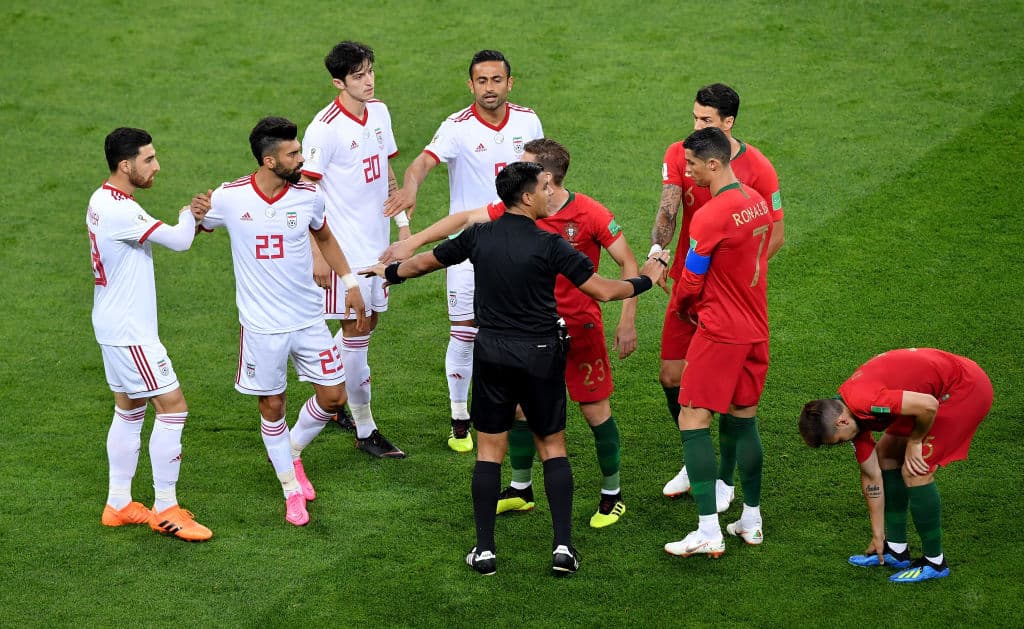 El árbitro central del cotejo, al empezar a sentir la tensión y la rudeza del partido, empezó a leerles la cartilla a los jugadores de ambos equipos para que le bajaran a las revoluciones.