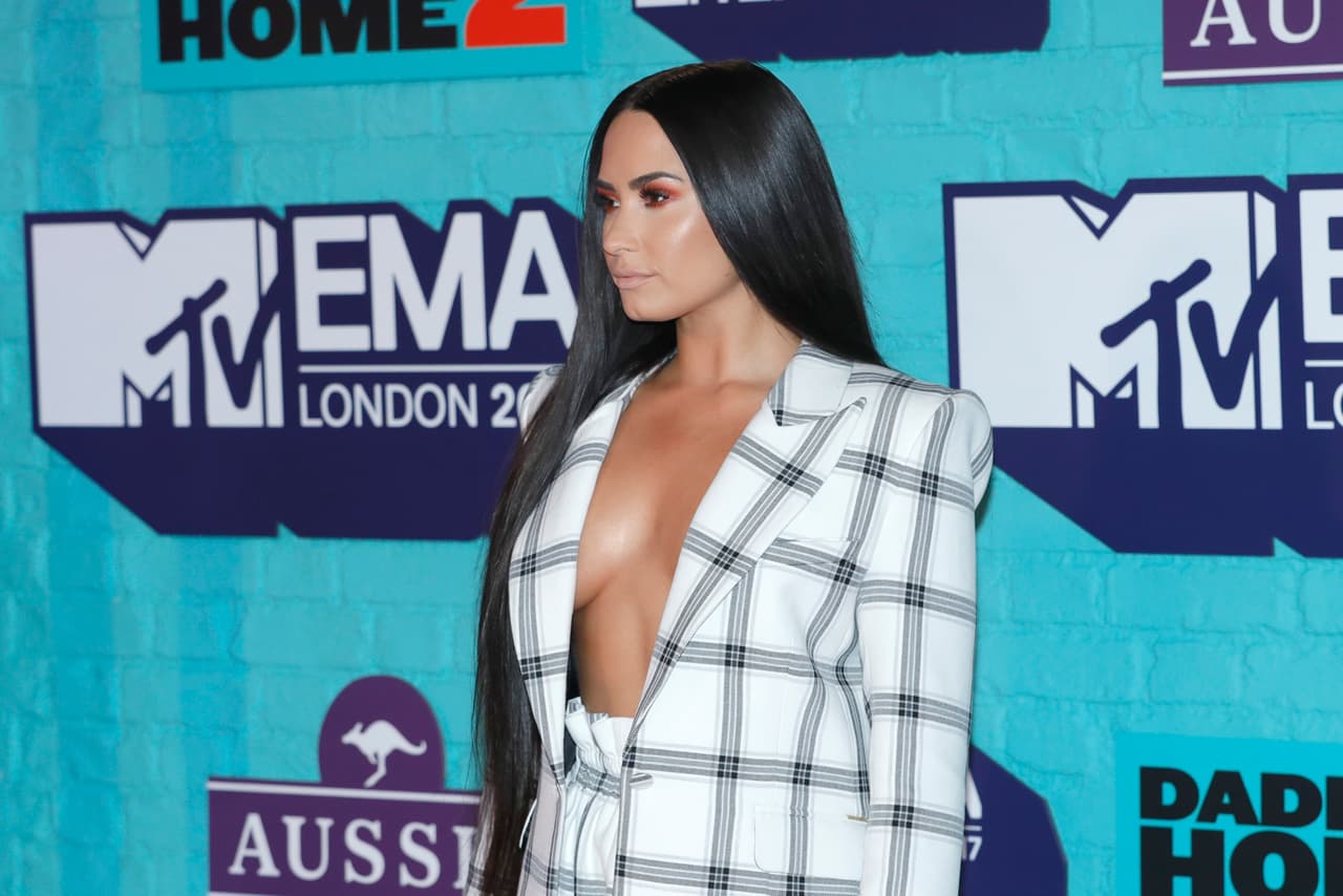 Cuando sucedió aquel episodio, Demi Lovato contó que trató de enfrentar la situación. "Llamé a esa persona un mes después y traté de arreglar las cosas teniendo el control. Todo lo que hizo fue hacerme sentir peor", comentó sobre su presunto agresor.
<br>