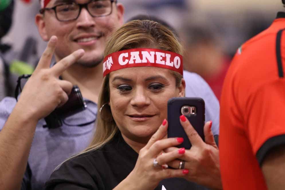 Dándose los últimos toques antes de la foto con el 'Canelo'