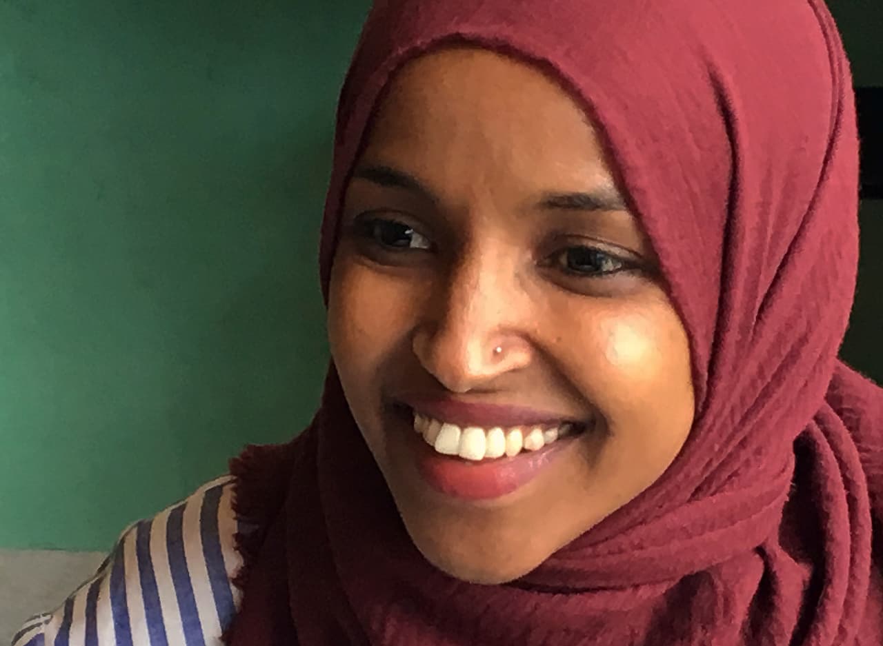 <b>Somalia</b>
<br>
<br>Refugiados aceptados por Estados Unidos desde 2016: 
<b>15,846</b>
<br>
<br>2016: 9,020 refugiados aceptados.
<br>
<br>2017: 6,130 refugiados aceptados.
<br>
<br>2018: 268 refugiados aceptados.
<br>
<br>2019: 231 refugiados aceptados.
<br>
<br>2020: 149 refugiados aceptados.
<br>
<br>2021 (hasta el 30 de abril): 48 refugiados aceptados.
<br>
<br>La sequía y la guerra son las razones que más han impulsado 
<a href="https://www.unrefugees.org/news/somalia-refugee-crisis-explai"><u>la salida de somalíes como refugiados en las últimas tres décadas</u></a>. Este país es especialmente peligroso para los jóvenes, quienes a menudo son secuestrados por grupos rebeldes para ser utilizados como soldados. La mayor concentración de refugiados somalíes en los Estados Unidos se encuentra en Minnesota, 
<a href="https://www.startribune.com/how-did-the-twin-cities-and-minnesota-become-a-hub-for-somali-immigrants/510139341/"><u>que ahora alberga a unas 52,000 personas de ascendencia somalí</u></a>. 
<br>
<br>En la fotografía la representante demócrata por Minnessota Ilhan Omar, quien nació en Somalia y recibió asilo en Estados Unidos junto a su familia en 1995. 
<br>