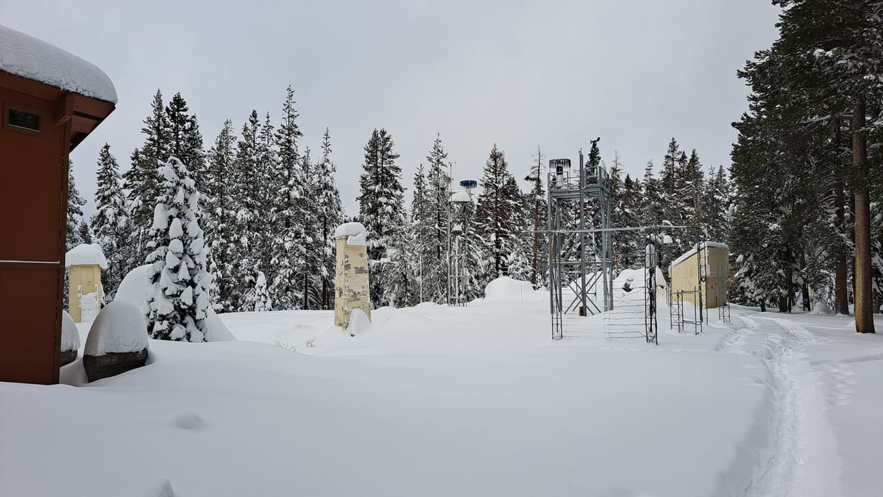 El Laboratorio de Nieve de la Sierra Central de UC Berkeley reportó en su cuenta de Twitter que estaban viendo de 4 a 5 pulgadas de nieve por hora.
<br>