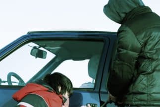 5 adolescentes roban un auto con un niño abordo en Charlotte