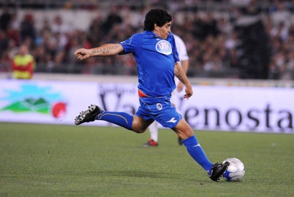 El astro argentino es acusado de deber impuestos desde que era jugador del club napolitano, publicó EFE.