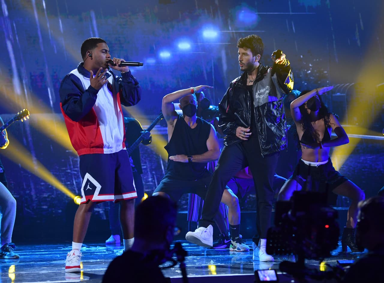 Para Myke, sin duda, se trata de una noche muy especial, pues competía con su amigo en esas dos categorías y fue nominado en cinco más.