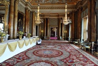 El salario de $27,624 que percibirá el nuevo chef del palacio de Buckingham no es un gran salario, al menos en comparación con la remuneración estadounidense. El 
<b><a href="https://aspe.hhs.gov/2019-poverty-guidelines" target="_blank">Índice de Pobreza 2019</a></b> para una familia de cuatro personas en Estados Unidos es de $25,750, de acuerdo a los lineamientos vigentes de la Oficina del Censo de EEUU
<b>.</b>