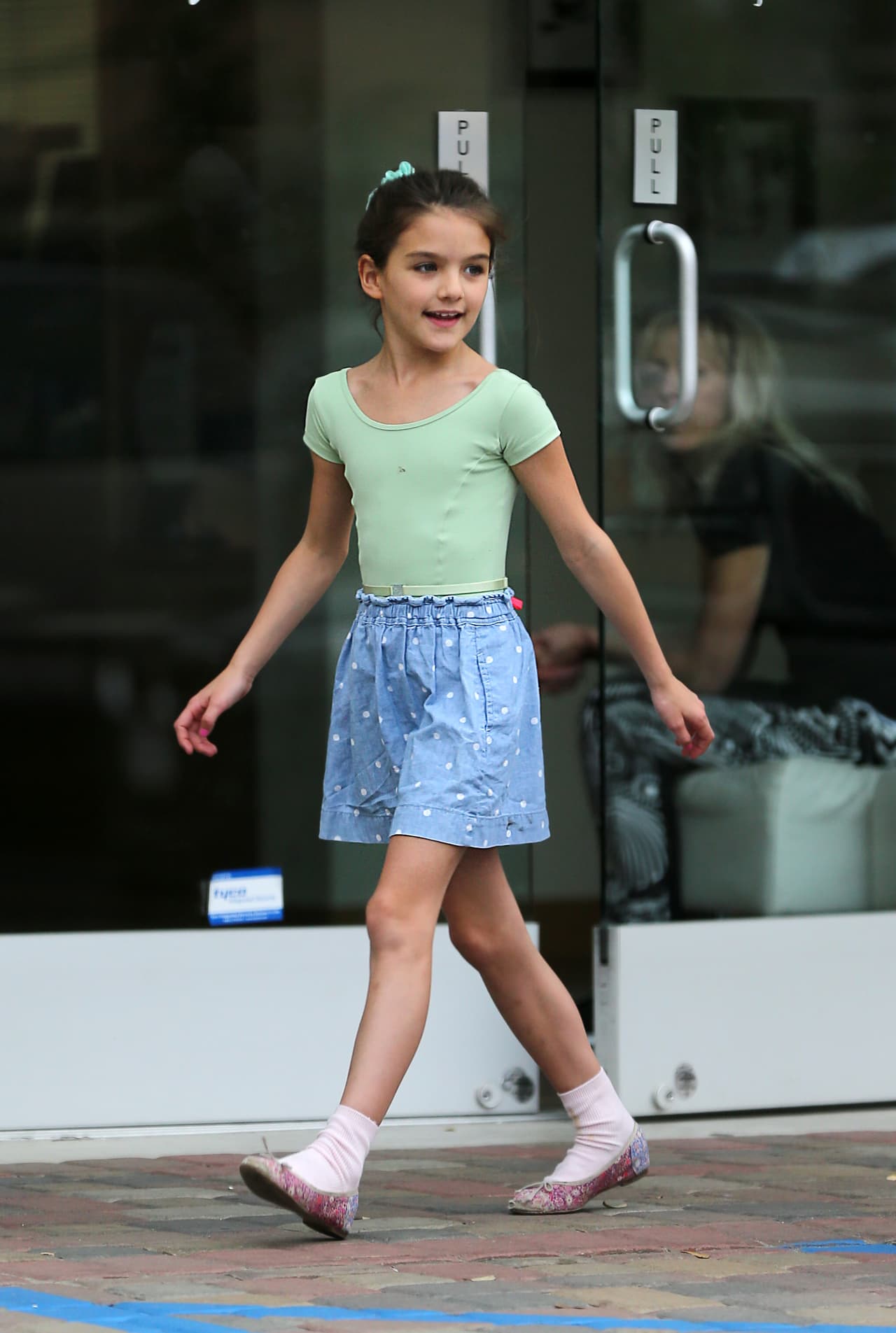 Suri sonriendo al salir de su clase de ballet en Beverly Hills, Los Ángeles.