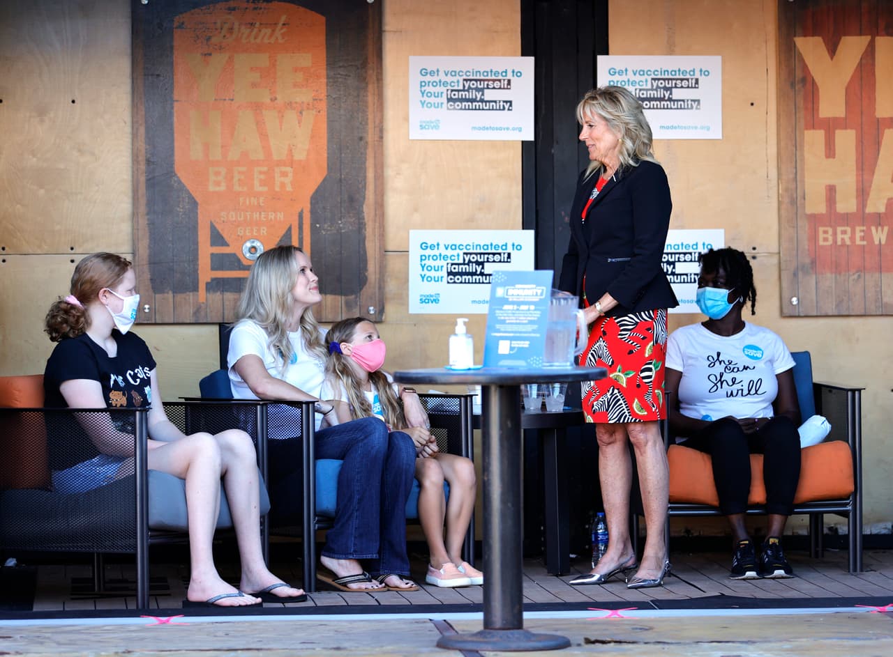 “La Primera Dama y el Segundo Caballero visitarán los sitios de vacunación COVID-19 en
<a href="https://www.univision.com/temas/texas">Texas</a> y Arizona y
<b>alentarán a todos en estas comunidades a vacunarse</b>.
<b>Estos viajes son parte de la gira nacional de la Administración para llegar a millones de estadounidenses que todavía necesitan protección contra el virus</b>, resaltar la facilidad de vacunarse y movilizar la educación de las vacunas y los esfuerzos de divulgación” se lee en un comunicado de prensa.
<br>