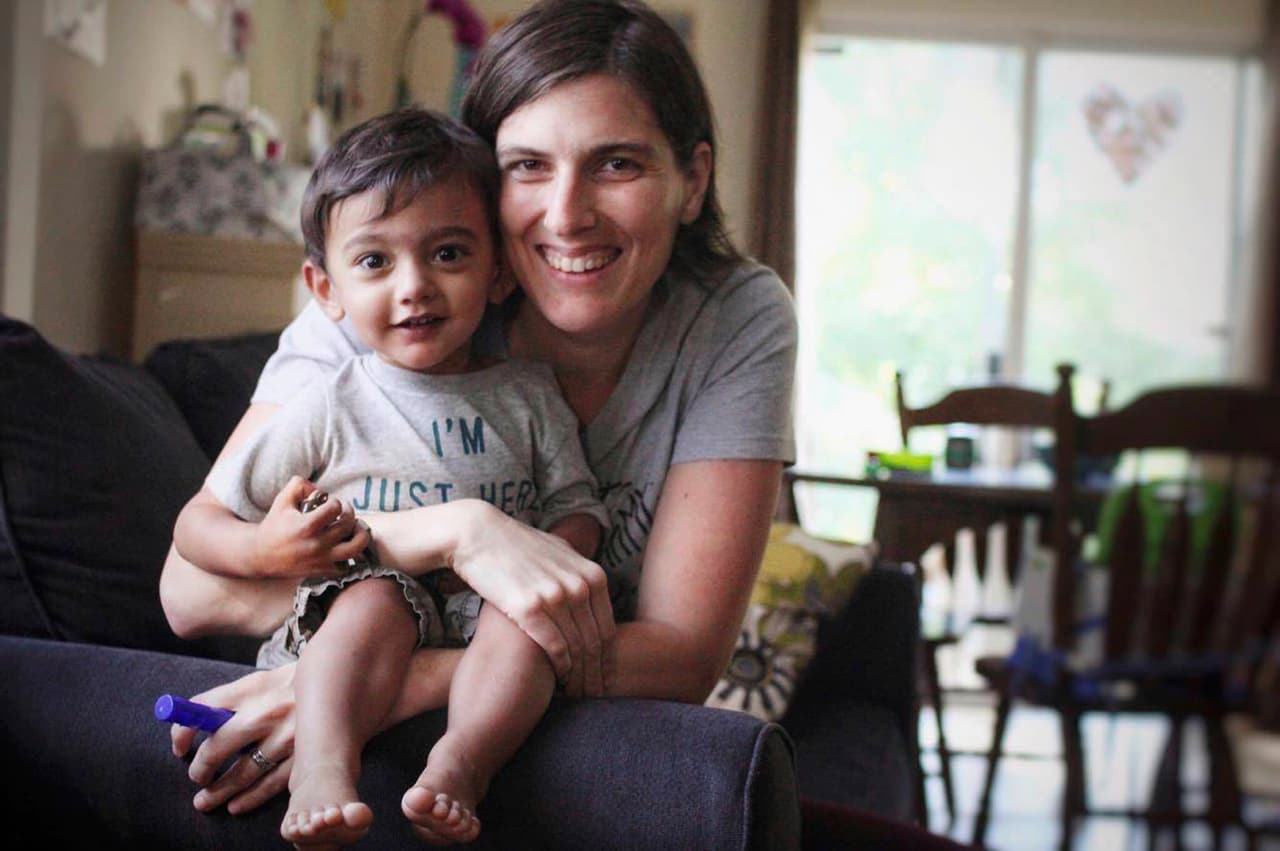 La historia de Chandra se hizo pública en junio cuando compartió 
<b>una foto de las facturas médicas de su hijo en las redes sociales</b>. La lista de gastos llegaba a los 230,000 dólares por la última operación del niño en el Hospital Infantil de Boston. De ese dinero, ella solamente tenía que cancelar 500 dólares. La derogación del ACA (Obamacare) "simplemente no funciona para familias con niños frágiles como la nuestra", cuenta.