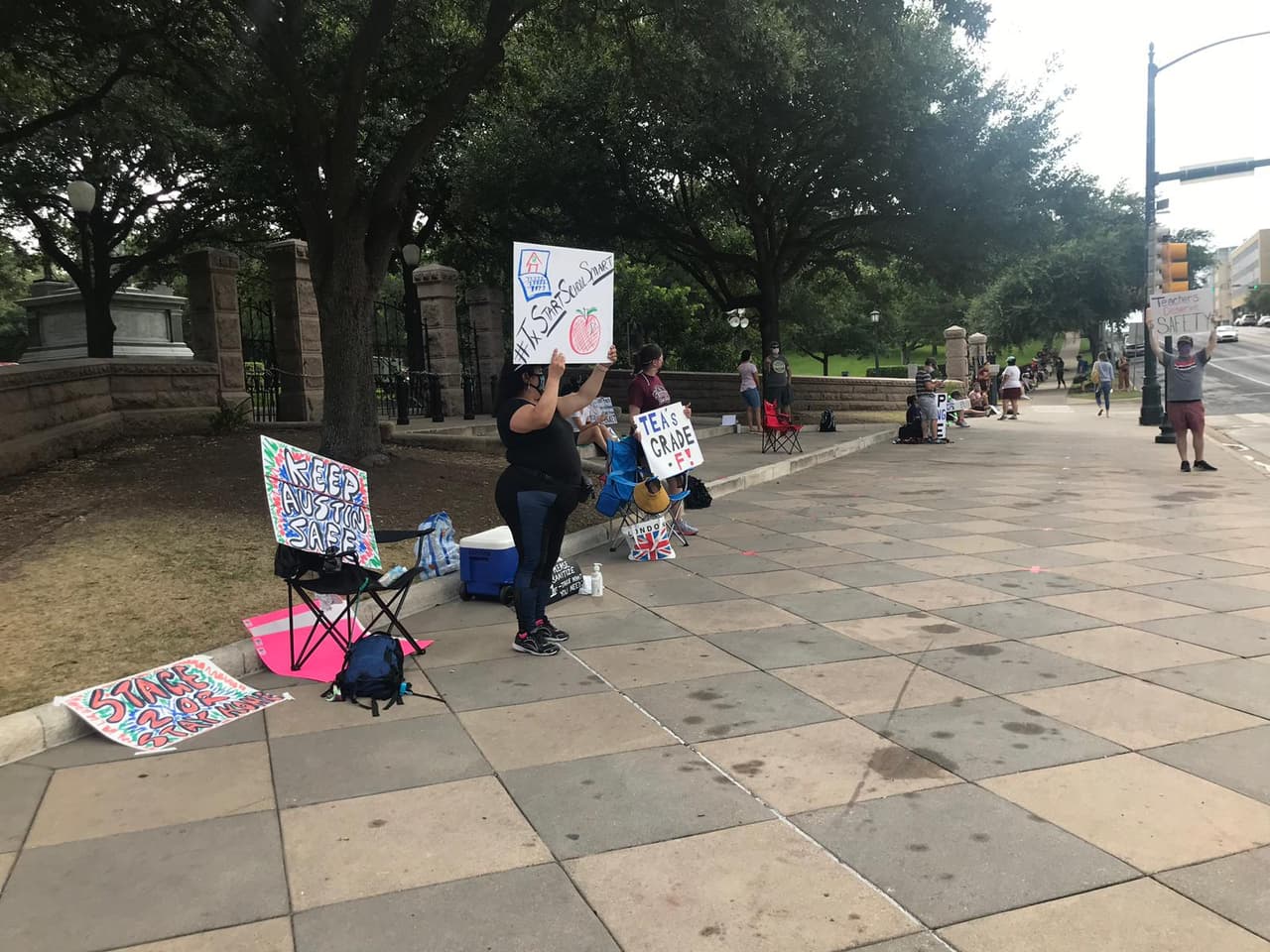 Durante una reunión este martes, Escott aseguró que antes de que haya una vacuna contra el 
<a href="https://www.univision.com/temas/coronavirus">coronavirus</a>, el 
<a href="https://www.univision.com/local/austin-kakw/asi-podria-ser-el-regreso-a-clases-en-austin-isd-video">regreso a clases en persona podría causar muertes de estudiantes en el condado Travis.</a> También dijo que las clases presenciales podrían provocar entre 40 y más de 1.300 muertes entre estudiantes en el condado Travis.